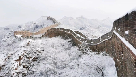 雪后金山岭长城 犹如水墨画