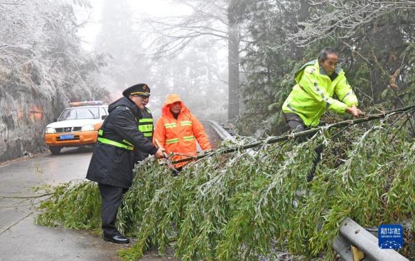 积极应对低温雨雪天气 保民生保安全
