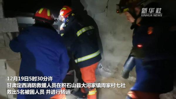 甘肃积石山县地震救援现场多人获救