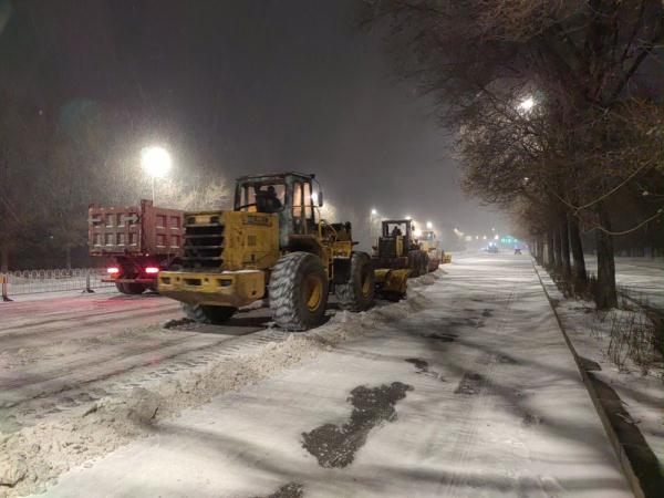防范应对低温雨雪冰冻|奋战大马路，转战小街巷——大雪后沈阳保畅通见闻
