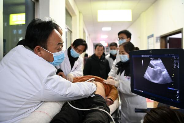 甘肃积石山地震丨救援现场目击：生命至上，争分夺秒！