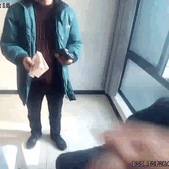 快递小哥上门送货,察觉不对赶紧报警! 快递小哥上门送货,察觉不对赶紧报警!