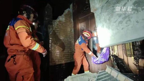 甘肃积石山县地震救援现场多人获救