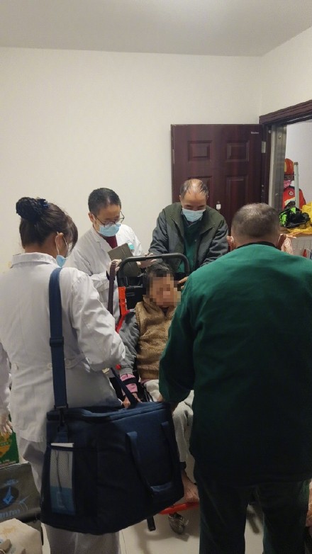 独居老人腰痛难忍无法起身，广州警民紧急破门救援