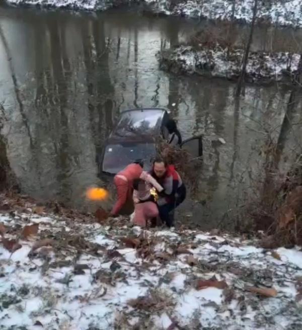 “救救孩子啊”！车辆失控坠河，快递小哥跳进冰水，救出一家五口