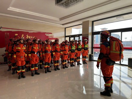 宁夏金积特勤站消防救援人员紧急集结待命,做好随时赶赴灾区准备 宁夏金积特勤站消防救援人员紧急集结待命,做好随时赶赴灾区准备