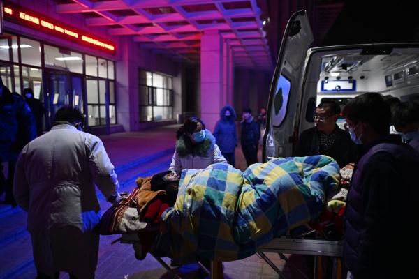 甘肃积石山地震丨救援现场目击：生命至上，争分夺秒！