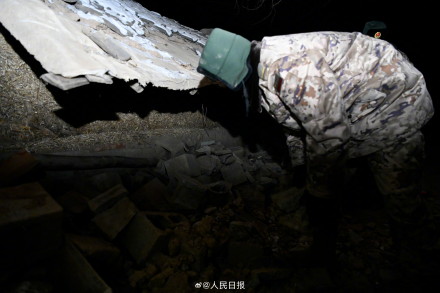 333名武警摩托化和徒步行军赶到震中 333名武警摩托化和徒步行军赶到震中