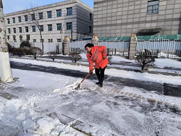 防范应对低温雨雪冰冻|奋战大马路，转战小街巷——大雪后沈阳保畅通见闻