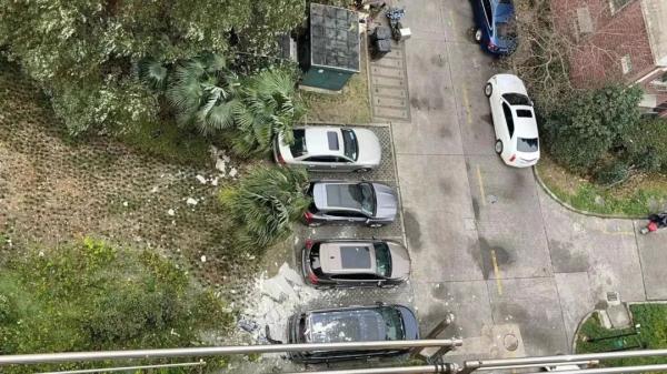 上海一小区14楼墙皮脱落,砸中商务车!车主:差一点砸到自己 上海一小区14楼墙皮脱落,砸中商务车!车主:差一点砸到自己