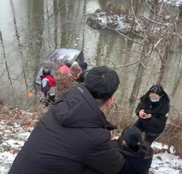 “救救孩子啊”！车辆失控坠河，快递小哥跳进冰水，救出一家五口