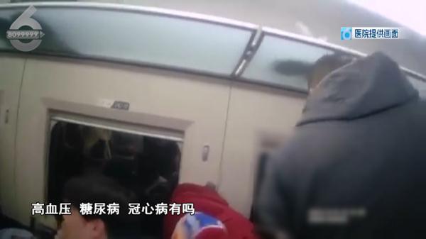 紧张!开往昆明的列车上,14名医生齐刷刷站起来…… 紧张!开往昆明的列车上,14名医生齐刷刷站起来……