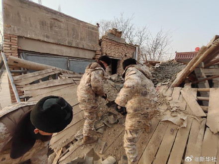 解放军和武警部队多支力量投入抗震救灾 解放军和武警部队多支力量投入抗震救灾