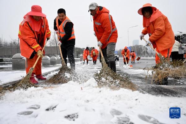 积极应对低温雨雪天气 保民生保安全