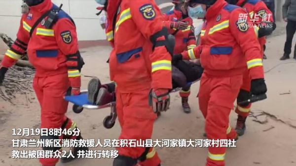 甘肃积石山县地震救援现场多人获救