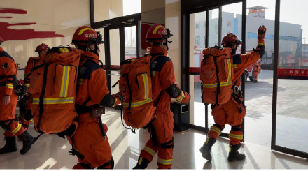 宁夏金积特勤站消防救援人员紧急集结待命,做好随时赶赴灾区准备 宁夏金积特勤站消防救援人员紧急集结待命,做好随时赶赴灾区准备