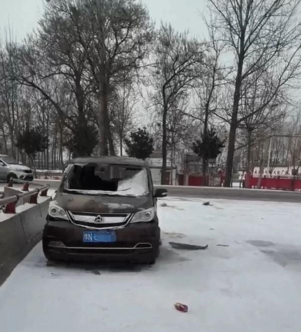 “救救孩子啊”！车辆失控坠河，快递小哥跳进冰水，救出一家五口