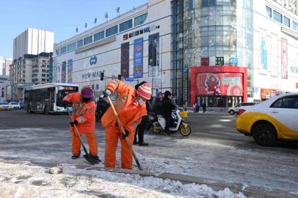 防范应对低温雨雪冰冻|奋战大马路，转战小街巷——大雪后沈阳保畅通见闻
