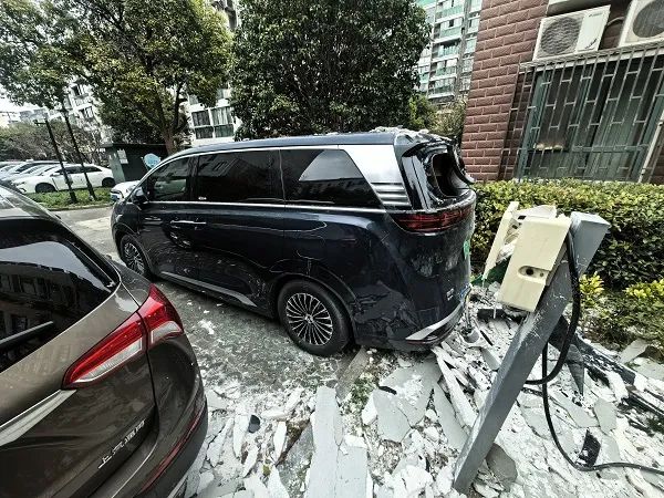 上海一小区14楼墙皮脱落,砸中商务车!车主:差一点砸到自己 上海一小区14楼墙皮脱落,砸中商务车!车主:差一点砸到自己