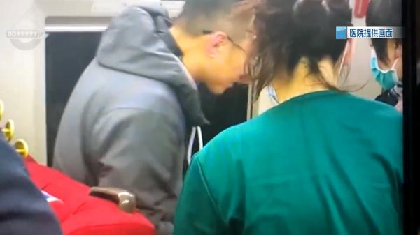 紧张!开往昆明的列车上,14名医生齐刷刷站起来…… 紧张!开往昆明的列车上,14名医生齐刷刷站起来……