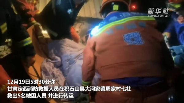 甘肃积石山县地震救援现场多人获救