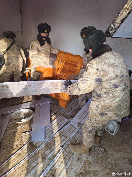 解放军和武警部队多支力量投入抗震救灾 解放军和武警部队多支力量投入抗震救灾