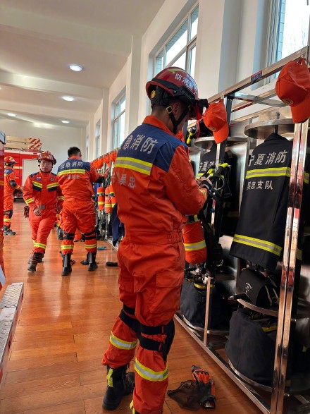 宁夏金积特勤站消防救援人员紧急集结待命,做好随时赶赴灾区准备 宁夏金积特勤站消防救援人员紧急集结待命,做好随时赶赴灾区准备