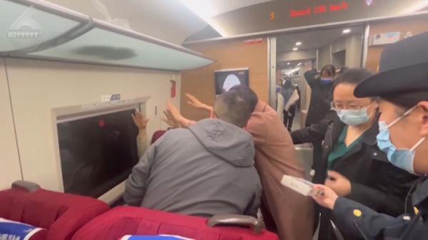 紧张!开往昆明的列车上,14名医生齐刷刷站起来…… 紧张!开往昆明的列车上,14名医生齐刷刷站起来……