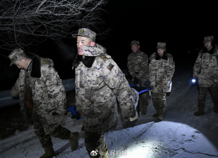 333名武警摩托化和徒步行军赶到震中 333名武警摩托化和徒步行军赶到震中