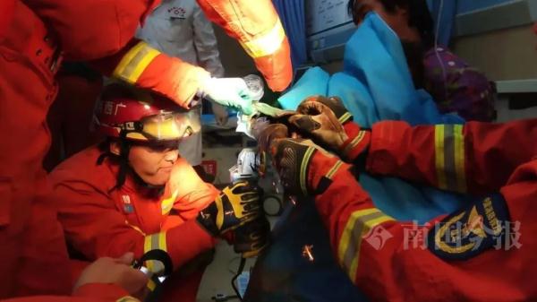 揪心!柳州4岁女孩遭绞肉机"咬手"→ 揪心!柳州4岁女孩遭绞肉机"咬手"→