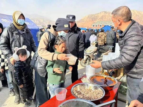 甘肃地震已致131人遇难！上海排查学生家庭受灾情况，震区最新消息→