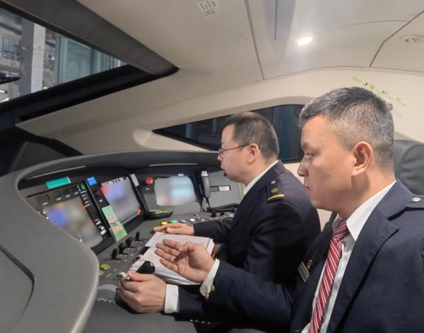 气温骤降 重庆铁路部门打响运输安全攻坚战 气温骤降 重庆铁路部门打响运输安全攻坚战