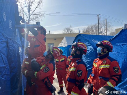 目前消防员已出动2042人抗震救灾