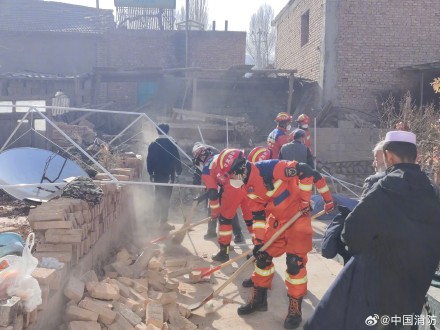 目前消防员已出动2042人抗震救灾