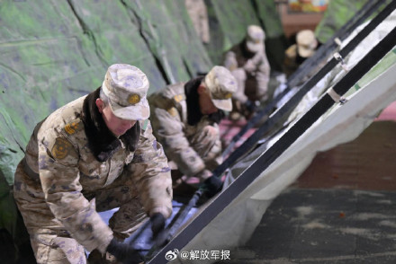 震后首夜，子弟兵为灾区群众搭设救援帐篷