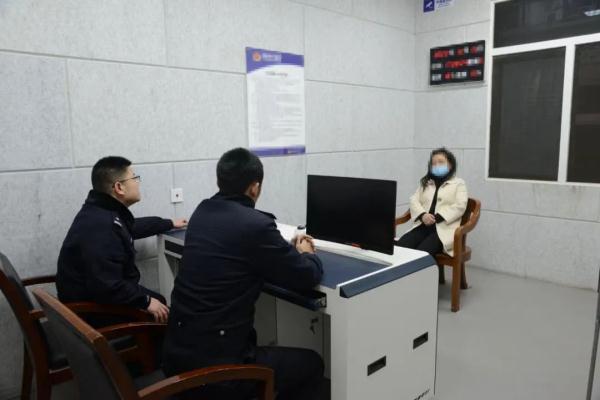 成都街头现“克隆出租车”？严查！