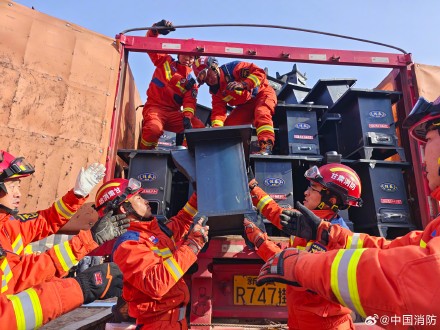 目前消防员已出动2042人抗震救灾