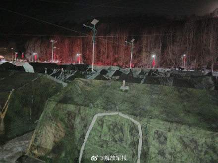 震后首夜，子弟兵为灾区群众搭设救援帐篷