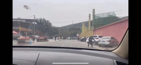 大妈寺庙外疯狂摆手势让游客停车误导消费？当地：不允许，寺内有免费车位