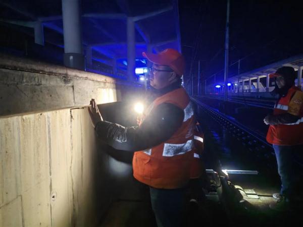 气温骤降 重庆铁路部门打响运输安全攻坚战 气温骤降 重庆铁路部门打响运输安全攻坚战