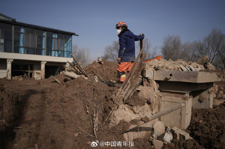 多图直击青海民和县金田村清淤搜救现场