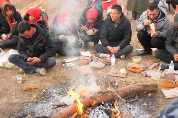 “有这么多人援助我们，我们一定能重建家园”