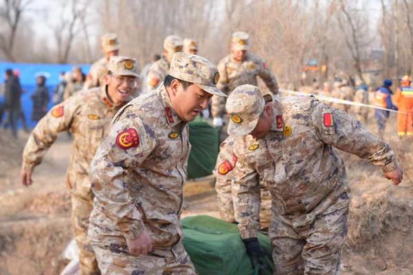 “有这么多人援助我们，我们一定能重建家园”