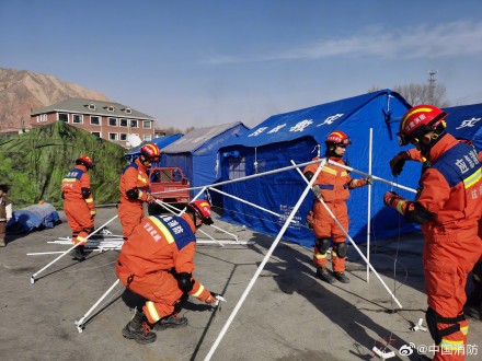 目前消防员已出动2042人抗震救灾