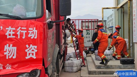 目前消防员已出动2042人抗震救灾