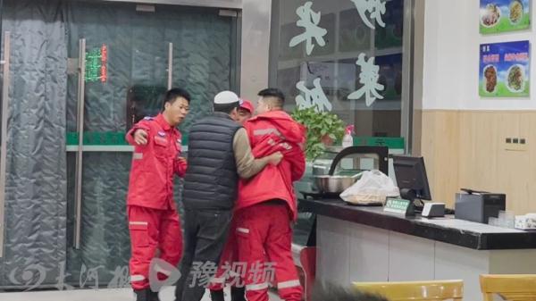 驰援甘肃途中，河南一救援队服务区吃拉面，兰州老板拒收钱