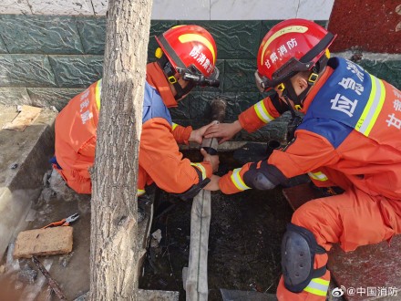 目前消防员已出动2042人抗震救灾