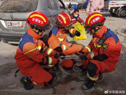 目前消防员已出动2042人抗震救灾