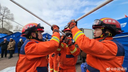 目前消防员已出动2042人抗震救灾