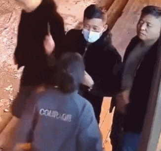 男子酒后想吃“霸王餐”,女老板劝阻反被追打!他还掏出了…… 男子酒后想吃“霸王餐”,女老板劝阻反被追打!他还掏出了……